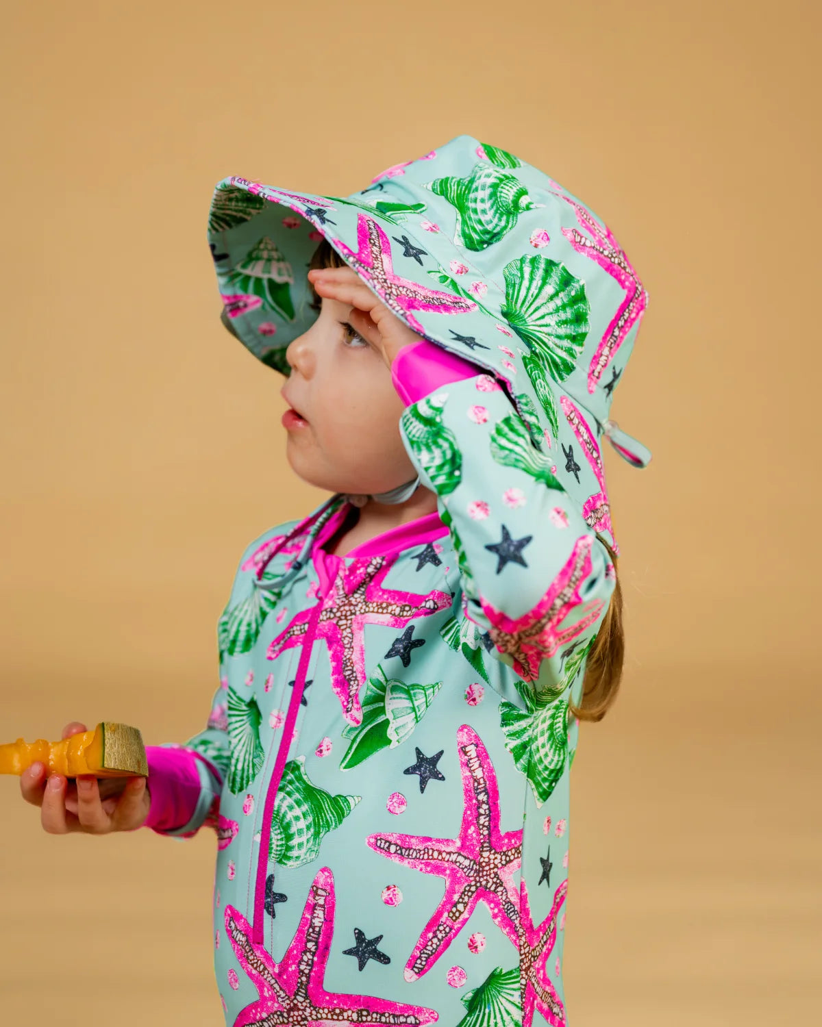 Starfish kids swim bucket hat with chin strap, photo 2 – bright UPF50+ round brim beach hat by Cucumber Cool